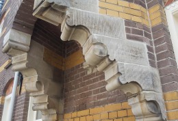 Restauratie zandsteen kraagstenen te Dordrecht