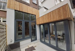 Moderne uitbouw aan monumentaal pand te Amsterdam